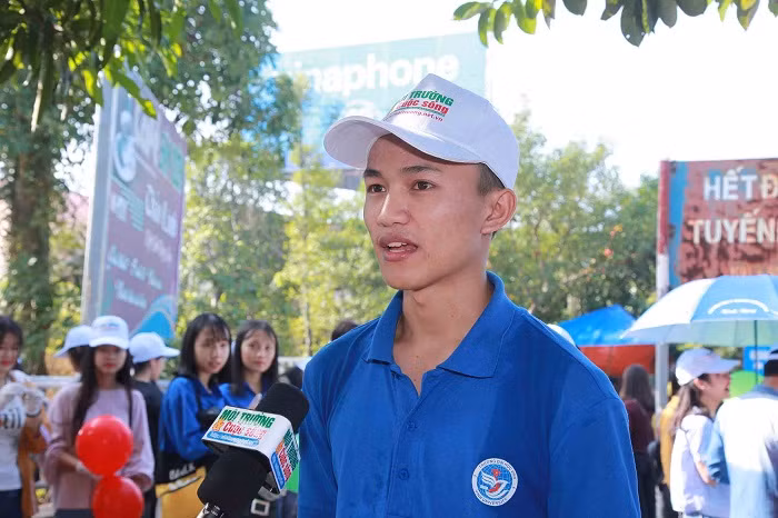 Sinh viên Thái Khắc Hiếu – Lớp 56A2 Sư phạm Vật lý, Viện sư phạm tự nhiên, trường Đại học Vinh.