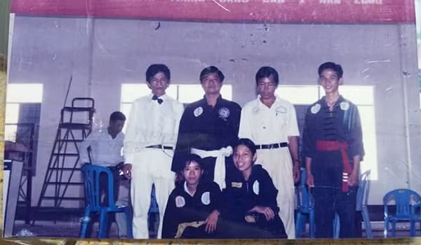 Cố Võ sư Trần Văn Sang (áo trắng đứng thứ hai từ phải sang) (Ảnh: tác giả cung cấp).