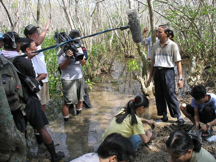 Thầy Nguyễn Khoa Lân cùng các em sinh viên nghiên cứu trồng rừng ngập mặn ở Rú Chá (Ảnh: tác giả cung cấp). Thầy Nguyễn Khoa Lân cùng các em sinh viên nghiên cứu trồng rừng ngập mặn ở Rú Chá (Ảnh: tác giả cung cấp).