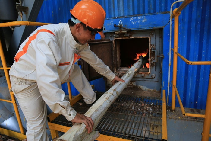 Sấy lò bằng củi trước khi chạy bằng dầu và than. Sấy lò bằng củi trước khi chạy bằng dầu và than.