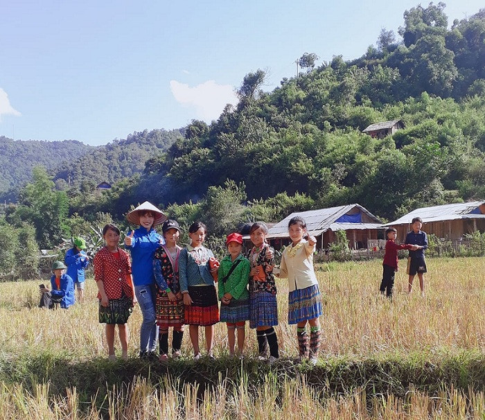 Giáo viên Nậm Ngà về với bản làng gặt lúa giúp bà con (Ảnh: tác giả cung cấp). Giáo viên Nậm Ngà về với bản làng gặt lúa giúp bà con (Ảnh: tác giả cung cấp).