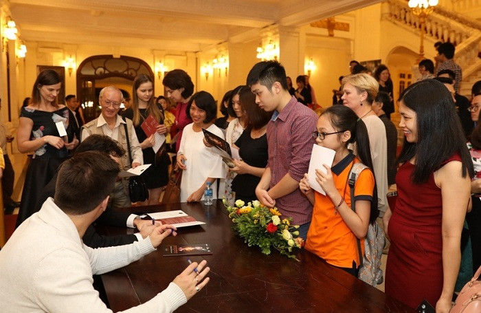 Người hâm mộ nán lại sau chương trình để giao lưu và xin chữ ký các nghệ sĩ.