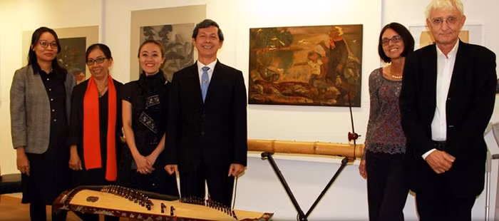 Từ phải sang trái: Professor Klieber, bà Britta Ischka, Giáo sư, Tiến sĩ Nguyễn Văn Minh - Hiệu trưởng và 3 giảng viên của Đại học mỹ thuật Thành phố Hồ Chí Minh: Thanh Trang, Đài Trang và Thu Trang.