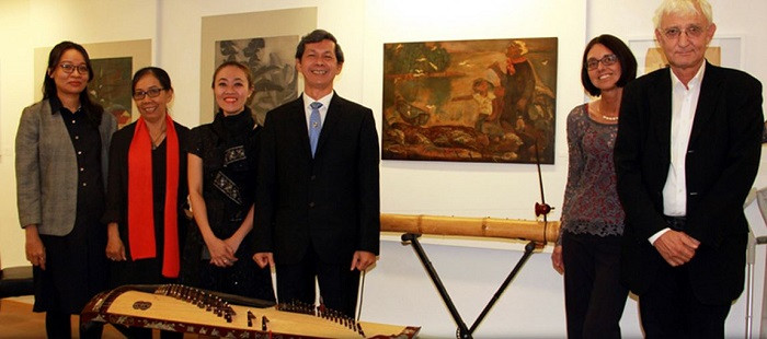 Từ phải sang trái: Professor Klieber, bà Britta Ischka, Giáo sư, Tiến sĩ Nguyễn Văn Minh - Hiệu trưởng và 3 giảng viên của Đại học mỹ thuật Thành phố Hồ Chí Minh: Thanh Trang, Đài Trang và Thu Trang. Từ phải sang trái: Professor Klieber, bà Britta Ischka, Giáo sư, Tiến sĩ Nguyễn Văn Minh - Hiệu trưởng và 3 giảng viên của Đại học mỹ thuật Thành phố Hồ Chí Minh: Thanh Trang, Đài Trang và Thu Trang.