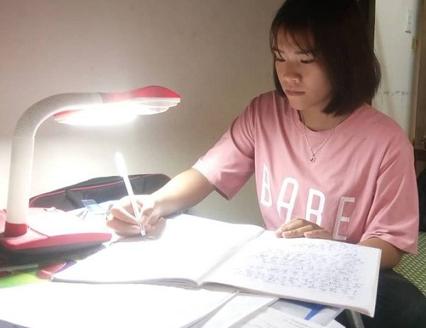 Y Hát đang từng ngày cố gắng, nỗ lực để thực hiện ước mơ của mình. Y Hát đang từng ngày cố gắng, nỗ lực để thực hiện ước mơ của mình.