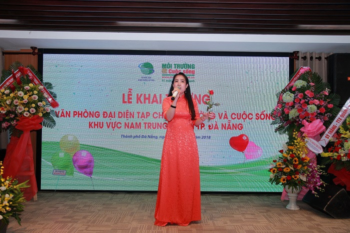 Văn nghệ mở đầu Lễ khai trương văn phòng đại diện Tạp chí Môi trường và Cuộc sống khu vực Nam Trung Bộ tại Đà Nẵng. Văn nghệ mở đầu Lễ khai trương văn phòng đại diện Tạp chí Môi trường và Cuộc sống khu vực Nam Trung Bộ tại Đà Nẵng.