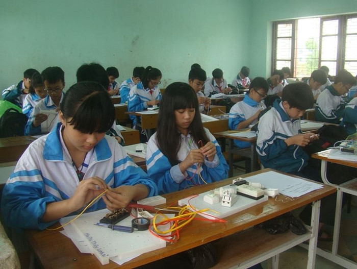 Học sinh thi thực hành nghề Điện dân dụng. (Ảnh minh họa: baoquangbinh.vn) Học sinh thi thực hành nghề Điện dân dụng. (Ảnh minh họa: baoquangbinh.vn)