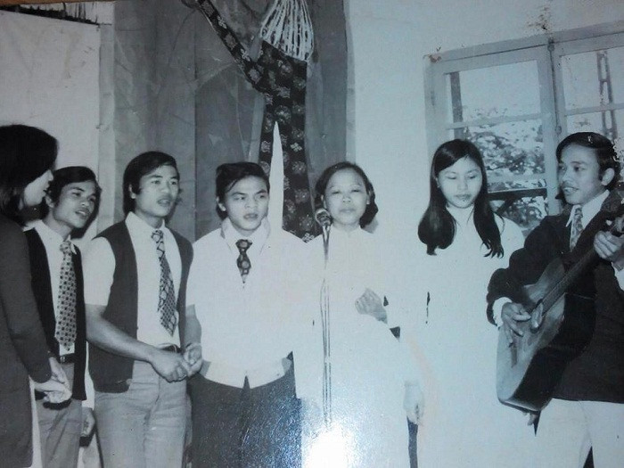 Nhóm sinh viên Lớp Vạn Vật, Trường Đại học Sư phạm Huế Khóa 1971-1975 (Thầy Nguyễn Khoa Lân: người cầm đàn). Ảnh: tác giả cung cấp. Nhóm sinh viên Lớp Vạn Vật, Trường Đại học Sư phạm Huế Khóa 1971-1975 (Thầy Nguyễn Khoa Lân: người cầm đàn). Ảnh: tác giả cung cấp.