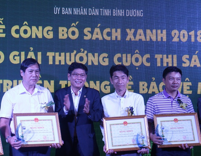 Đại diện FrieslandCampina Việt Nam (áo trắng bên trái) nhận bằng khen từ Ban tổ chức. Đại diện FrieslandCampina Việt Nam (áo trắng bên trái) nhận bằng khen từ Ban tổ chức.
