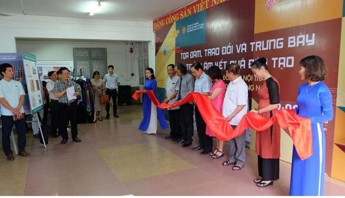 Lễ cắt băng khai mạc Triển lãm kết quả đào tạo Mỹ thuật ứng dụng. Lễ cắt băng khai mạc Triển lãm kết quả đào tạo Mỹ thuật ứng dụng.