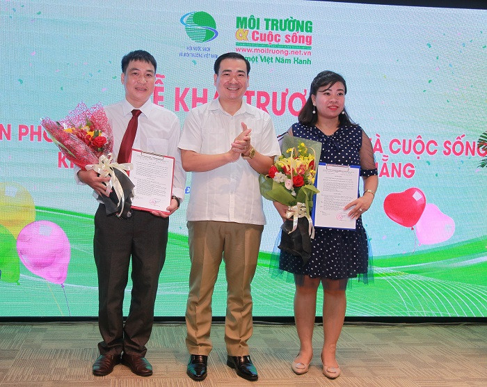 Ông Nguyễn Văn Toàn – Tổng biên tập Tạp chí Môi trường và Cuộc sống trao quyết định bổ nhiệm cho bà Nguyễn Thị Thủy – Trưởng văn phòng và ông Hoàng Đức Huy – Phó Trưởng văn phòng đại diện khu vực Nam Trung bộ tại Đà Nẵng. Ông Nguyễn Văn Toàn – Tổng biên tập Tạp chí Môi trường và Cuộc sống trao quyết định bổ nhiệm cho bà Nguyễn Thị Thủy – Trưởng văn phòng và ông Hoàng Đức Huy – Phó Trưởng văn phòng đại diện khu vực Nam Trung bộ tại Đà Nẵng.