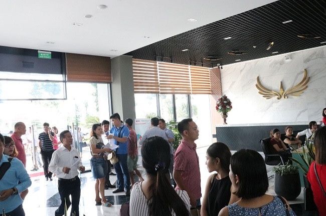 Quang cảnh nhộn nhịp ngày mở bán. Quang cảnh nhộn nhịp ngày mở bán.