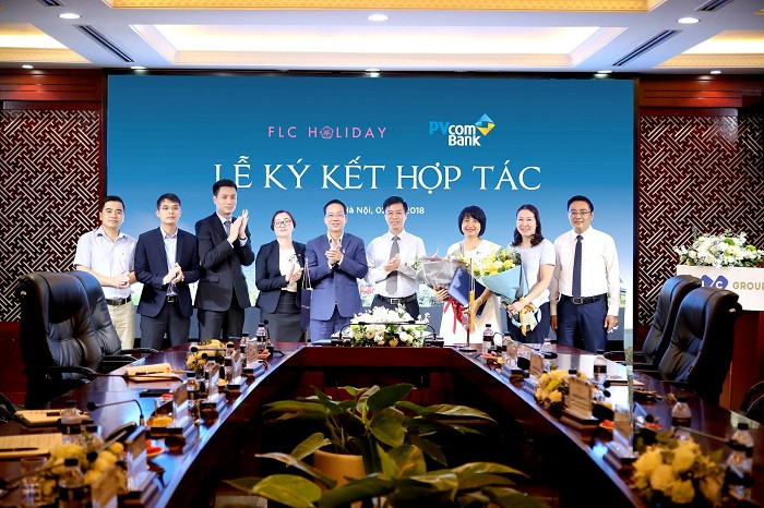 Đại diện PVcomBank và FLC Holiday ký kết hợp đồng hợp tác và trao đổi quà lưu niệm. Đại diện PVcomBank và FLC Holiday ký kết hợp đồng hợp tác và trao đổi quà lưu niệm.