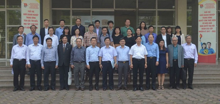 Các thầy cô trong câu lạc bộ các trường đại học, cao đẳng thuộc Bộ Công thương chụp ảnh lưu niệm sau buổi tọa đàm. Các thầy cô trong câu lạc bộ các trường đại học, cao đẳng thuộc Bộ Công thương chụp ảnh lưu niệm sau buổi tọa đàm.