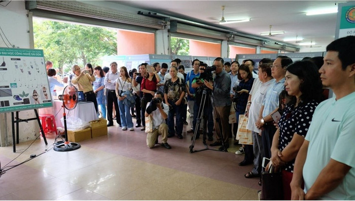 Các đại biểu tham dự Triển lãm kết quả đào tạo Mỹ thuật ứng dụng. Các đại biểu tham dự Triển lãm kết quả đào tạo Mỹ thuật ứng dụng.