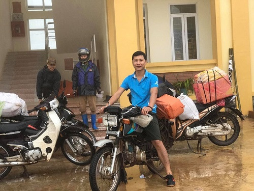 Thầy hiệu trưởng tự mình đi chở đồ dùng học tập cho các em học sinh (Ảnh: tác giả cung cấp). Thầy hiệu trưởng tự mình đi chở đồ dùng học tập cho các em học sinh (Ảnh: tác giả cung cấp).