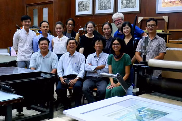 Nhóm họa sĩ tại Sài Gòn có tác phẩm được trưng bày tại Adelberg, gặp gỡ tại buổi chia tay để cám ơn các nhà mỹ thuật Đức trước khi chuyển 54 bức tranh sang Đức.