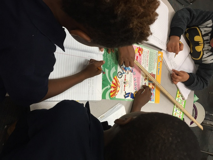 Học sinh cùng làm bài tập ở trường (Ảnh: tác giả cung cấp).