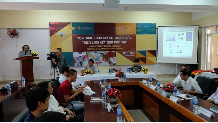 Phó giáo sư, Tiến sĩ, Nghệ sĩ Ưu tú Nguyễn Xuân Nghị - Chủ nhiệm Câu lạc bộ khai mạc chương trình Tọa đàm. Phó giáo sư, Tiến sĩ, Nghệ sĩ Ưu tú Nguyễn Xuân Nghị - Chủ nhiệm Câu lạc bộ khai mạc chương trình Tọa đàm.