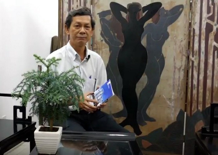 Giáo sư, Tiến sĩ Minh giới thiệu tác phẩm tranh sơn dầu của ông. Giáo sư, Tiến sĩ Minh giới thiệu tác phẩm tranh sơn dầu của ông.