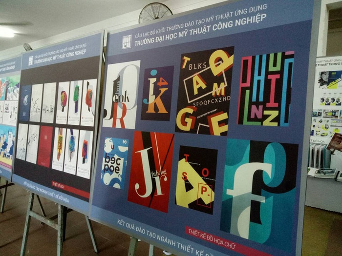 Gian trưng bày kết quả đào tạo Mỹ thuật Ứng dụng. Gian trưng bày kết quả đào tạo Mỹ thuật Ứng dụng.