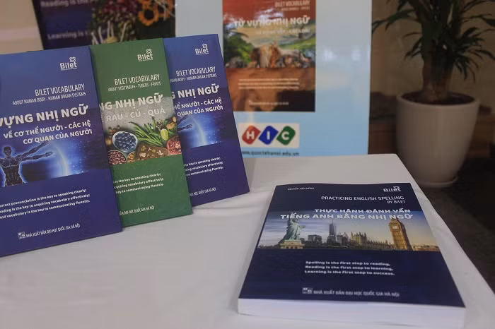 Ba bộ từ vựng bằng tranh.