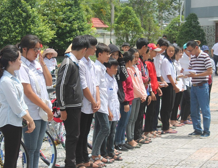 Những phần học bổng này sẽ hỗ trợ các em nhiều hơn trong việc học tập. Những phần học bổng này sẽ hỗ trợ các em nhiều hơn trong việc học tập.