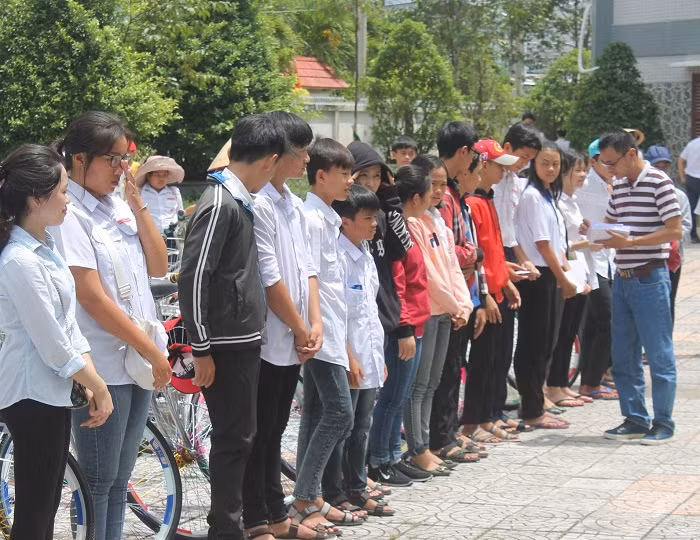 Những phần học bổng này sẽ hỗ trợ các em nhiều hơn trong việc học tập.