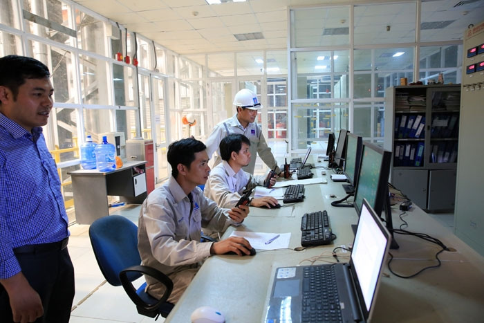 Lãnh đạo BSR-BF kiểm tra thông số lò hơi. Lãnh đạo BSR-BF kiểm tra thông số lò hơi.