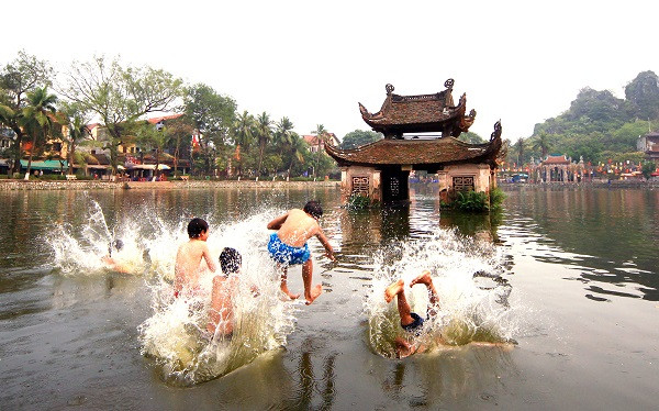 Ao làng gắn liền với tuổi thơ của những đứa trẻ nông thôn (Ảnh minh họa: http://giadinhvatreem.vn). Ao làng gắn liền với tuổi thơ của những đứa trẻ nông thôn (Ảnh minh họa: http://giadinhvatreem.vn).