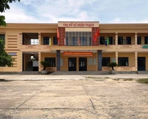 Trụ sở xã Hoàn Trạch, nơi hàng loạt cán bộ cấp xã bị cách chức. Trụ sở xã Hoàn Trạch, nơi hàng loạt cán bộ cấp xã bị cách chức.