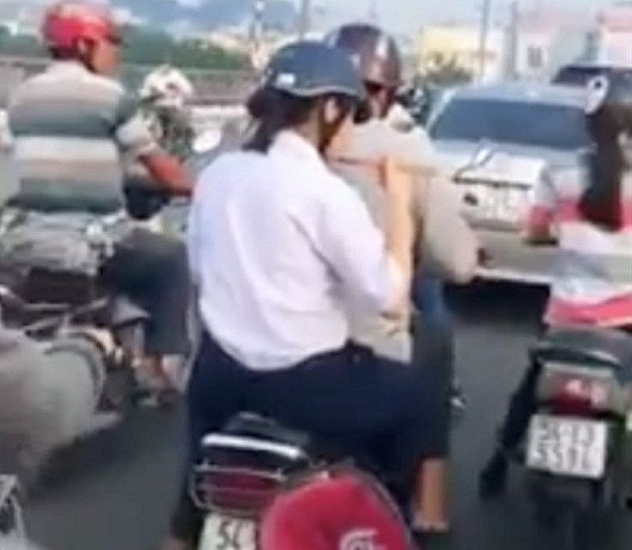 Có ai ủng hộ, được ăn mì tôm khi trên xe đến trường là còn hạnh phúc? ảnh 1 Có ai ủng hộ, được ăn mì tôm khi trên xe đến trường là còn hạnh phúc? ảnh 1