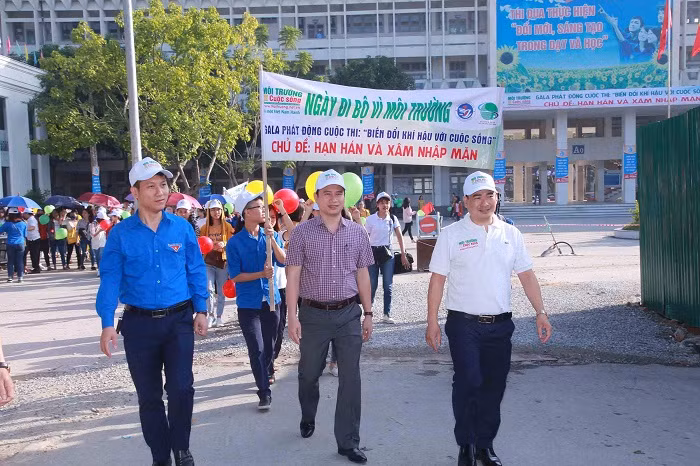 Ông Nguyễn Văn Toàn – Tổng biên tập Tạp chí Môi trường và cuộc sống, Trưởng ban tổ chức cuộc thi cùng Phó giáo sư, Tiến sĩ Nguyễn Huy Bằng – Phó Hiệu trưởng Trường Đại học Vinh đi bộ hưởng ứng cuộc thi.