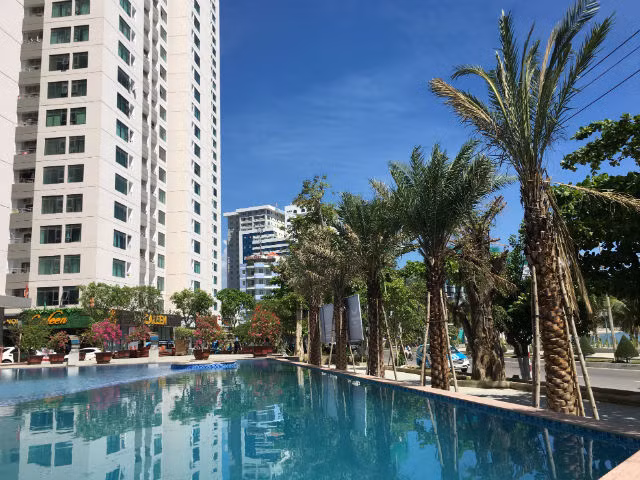 Nhìn từ trên cao của Mường Thanh Viễn Triều, người dân có thể tận hưởng không khí trong lành và cảnh đẹp của biển (Ảnh: Công Tâm).