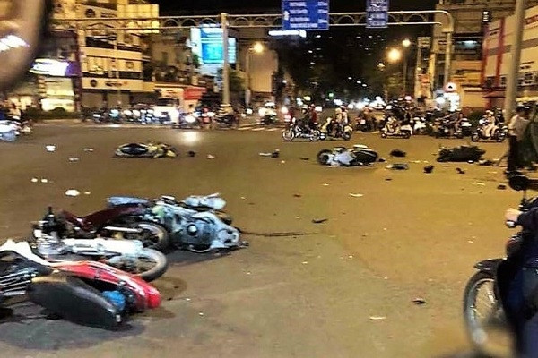 Những chiếc xe máy nằm la liệt sau khi bị chiếc BMW hất tung (Ảnh minh họa: laodong.vn).