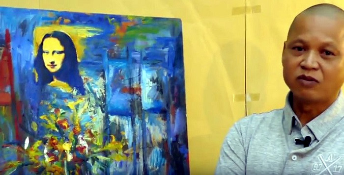 Họa sĩ Nguyễn Quang Vinh, Giảng viên Trường đại học Mỹ thuật Thành phố Hồ Chí Minh, tốt nghiệp đại học ngành đồ họa tại Viện hàn lâm mỹ thuật Mạc Tư Khoa vào năm 1993, giới thiệu tác phẩm “trò chuyện với Mona Lisa” của ông. Họa sĩ Nguyễn Quang Vinh, Giảng viên Trường đại học Mỹ thuật Thành phố Hồ Chí Minh, tốt nghiệp đại học ngành đồ họa tại Viện hàn lâm mỹ thuật Mạc Tư Khoa vào năm 1993, giới thiệu tác phẩm “trò chuyện với Mona Lisa” của ông.