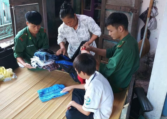 Nghĩa trở thành con nuôi của biên phòng, cùng ăn, cùng ở, cùng học tập, sinh hoạt với bộ đội. Nghĩa trở thành con nuôi của biên phòng, cùng ăn, cùng ở, cùng học tập, sinh hoạt với bộ đội.