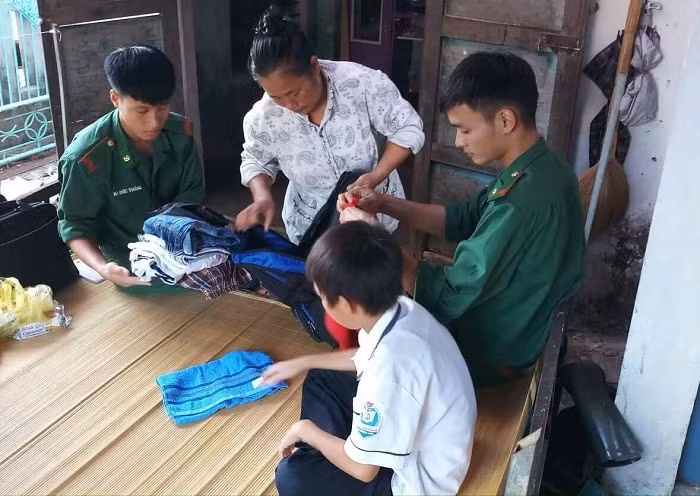 Nghĩa trở thành con nuôi của biên phòng, cùng ăn, cùng ở, cùng học tập, sinh hoạt với bộ đội. Nghĩa trở thành con nuôi của biên phòng, cùng ăn, cùng ở, cùng học tập, sinh hoạt với bộ đội.