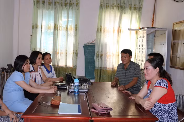 Tổ Vật lý Trường phổ thông trung học Lê Quý Đôn họp để cử người đi biệt phái.