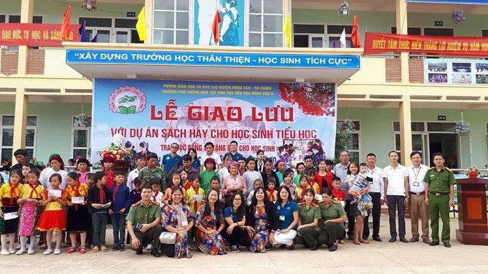 Dự án "Sách hay dành cho học sinh tiểu học" tặng sách cho các em học sinh vùng khó khăn (Ảnh: tác giả cung cấp). Dự án "Sách hay dành cho học sinh tiểu học" tặng sách cho các em học sinh vùng khó khăn (Ảnh: tác giả cung cấp).