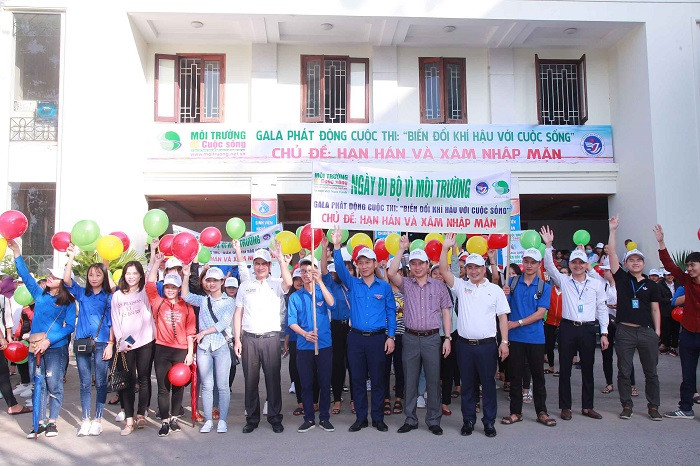 Ban tổ chức và thầy trò trường Đại học Vinh hưởng ứng Ngày đi bộ vì môi trường.