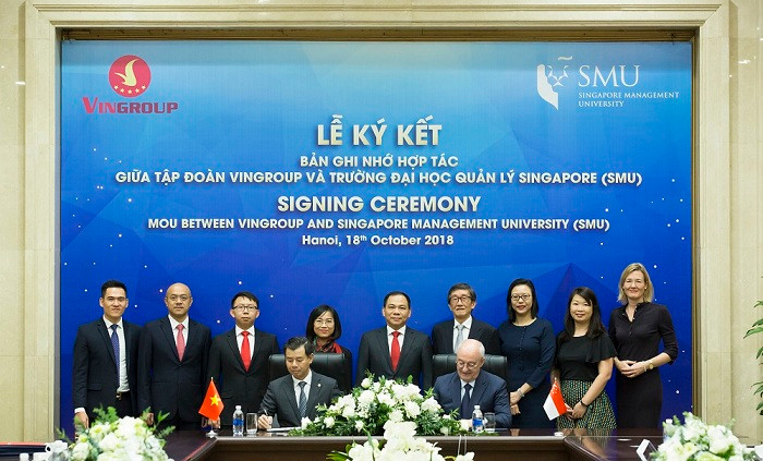 Ông Nguyễn Việt Quang (Phó Chủ tịch kiêm Tổng giám đốc Tập đoàn Vingroup) và ông Arnoud de Meyer, Chủ tịch trường Đại học SMU ký chứng kiến Bản hợp tác. Ông Nguyễn Việt Quang (Phó Chủ tịch kiêm Tổng giám đốc Tập đoàn Vingroup) và ông Arnoud de Meyer, Chủ tịch trường Đại học SMU ký chứng kiến Bản hợp tác.