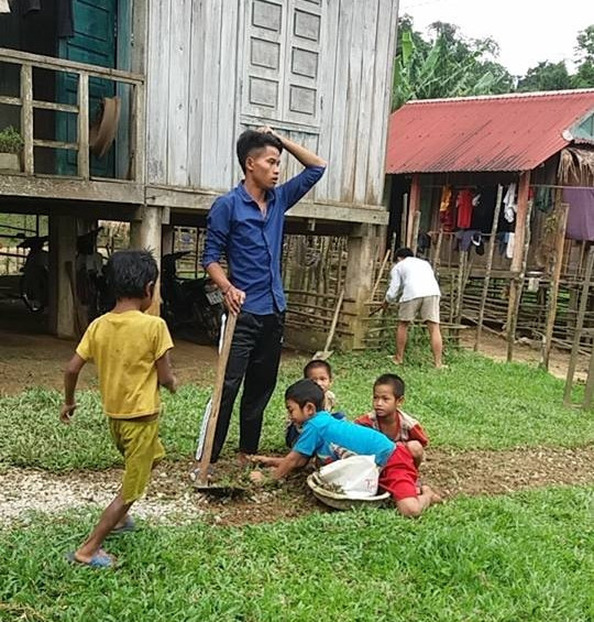 Đình Đường trở thành thầy giáo người bản địa đầu tiên của người Ma Coong. Đình Đường trở thành thầy giáo người bản địa đầu tiên của người Ma Coong.