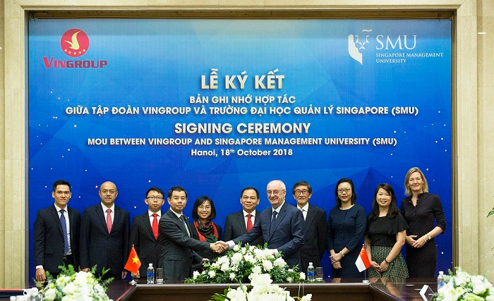 Ông Nguyễn Việt Quang (Phó Chủ tịch kiêm Tổng giám đốc Tập đoàn Vingroup) và ông Arnoud de Meyer, Chủ tịch trường Đại học SMU bắt tay trao đổi Bản hợp tác. Ông Nguyễn Việt Quang (Phó Chủ tịch kiêm Tổng giám đốc Tập đoàn Vingroup) và ông Arnoud de Meyer, Chủ tịch trường Đại học SMU bắt tay trao đổi Bản hợp tác.