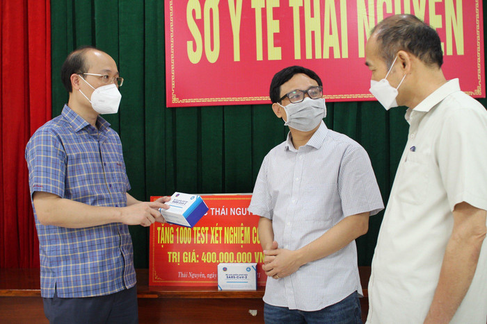 Tiến sĩ Nguyễn Phú Hùng (giữa) - Trưởng nhóm nghiên cứu bộ sinh phẩm phát hiện virus SARS-CoV-2 bằng kỹ thuật Realtime PCR, đóng góp rất quan trọng vào cuộc chiến phòng, chống dịch Covid-19. Tiến sĩ Nguyễn Phú Hùng (giữa) - Trưởng nhóm nghiên cứu bộ sinh phẩm phát hiện virus SARS-CoV-2 bằng kỹ thuật Realtime PCR, đóng góp rất quan trọng vào cuộc chiến phòng, chống dịch Covid-19.