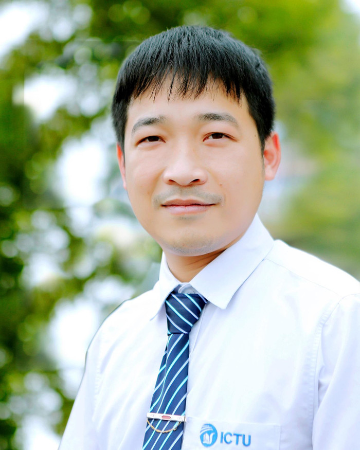 PGS.TS Phùng Trung Nghĩa - Hiệu trưởng Trường Đại học Công nghệ Thông tin và Truyền thông (Đại học Thái Nguyên) cho biết, nhà trường đã sẵn sàng phương án "3 tại chỗ" (học tập, cách ly, ăn ở tại chỗ) nếu dịch tiếp tục diễn biến phức tạp. Ảnh: NP. PGS.TS Phùng Trung Nghĩa - Hiệu trưởng Trường Đại học Công nghệ Thông tin và Truyền thông (Đại học Thái Nguyên) cho biết, nhà trường đã sẵn sàng phương án "3 tại chỗ" (học tập, cách ly, ăn ở tại chỗ) nếu dịch tiếp tục diễn biến phức tạp. Ảnh: NP.