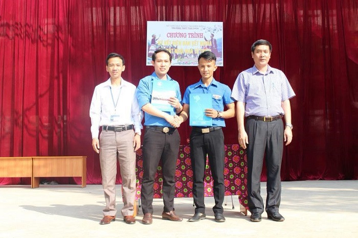 Lễ cắt băng khánh thành ngôi nhà thiện nguyện thứ 2 tại Trung học phổ thông Tủa Chùa. Lễ cắt băng khánh thành ngôi nhà thiện nguyện thứ 2 tại Trung học phổ thông Tủa Chùa.