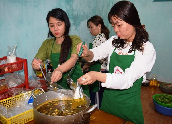 Đóng gói cho những bệnh nhân mua cơm mang về. Đóng gói cho những bệnh nhân mua cơm mang về.