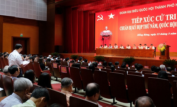 Các đại biểu lắng nghe ý kiến của cử tri. Ảnh: VGP. Các đại biểu lắng nghe ý kiến của cử tri. Ảnh: VGP.