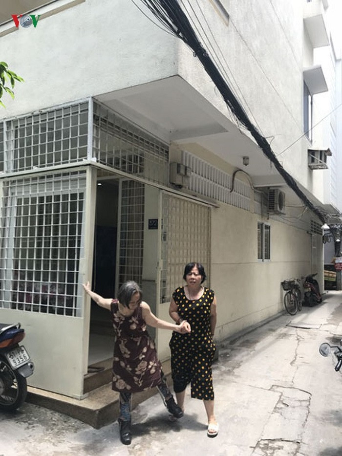 Bà Trần Thị Ngọc Nga (trái) tại căn nhà số 372/21. Bà Trần Thị Ngọc Nga (trái) tại căn nhà số 372/21.